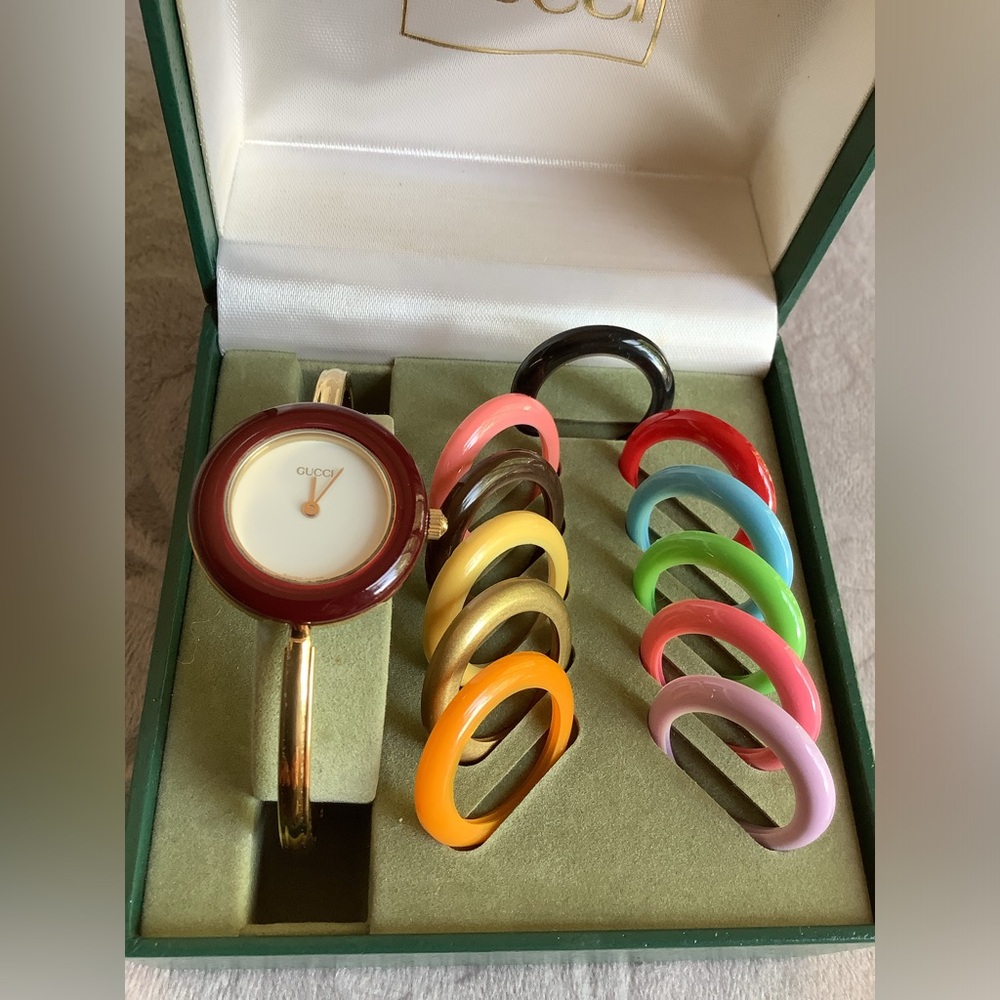 Gucci Bangle Watch with Interchangeable Multicolor Bezels💖💖